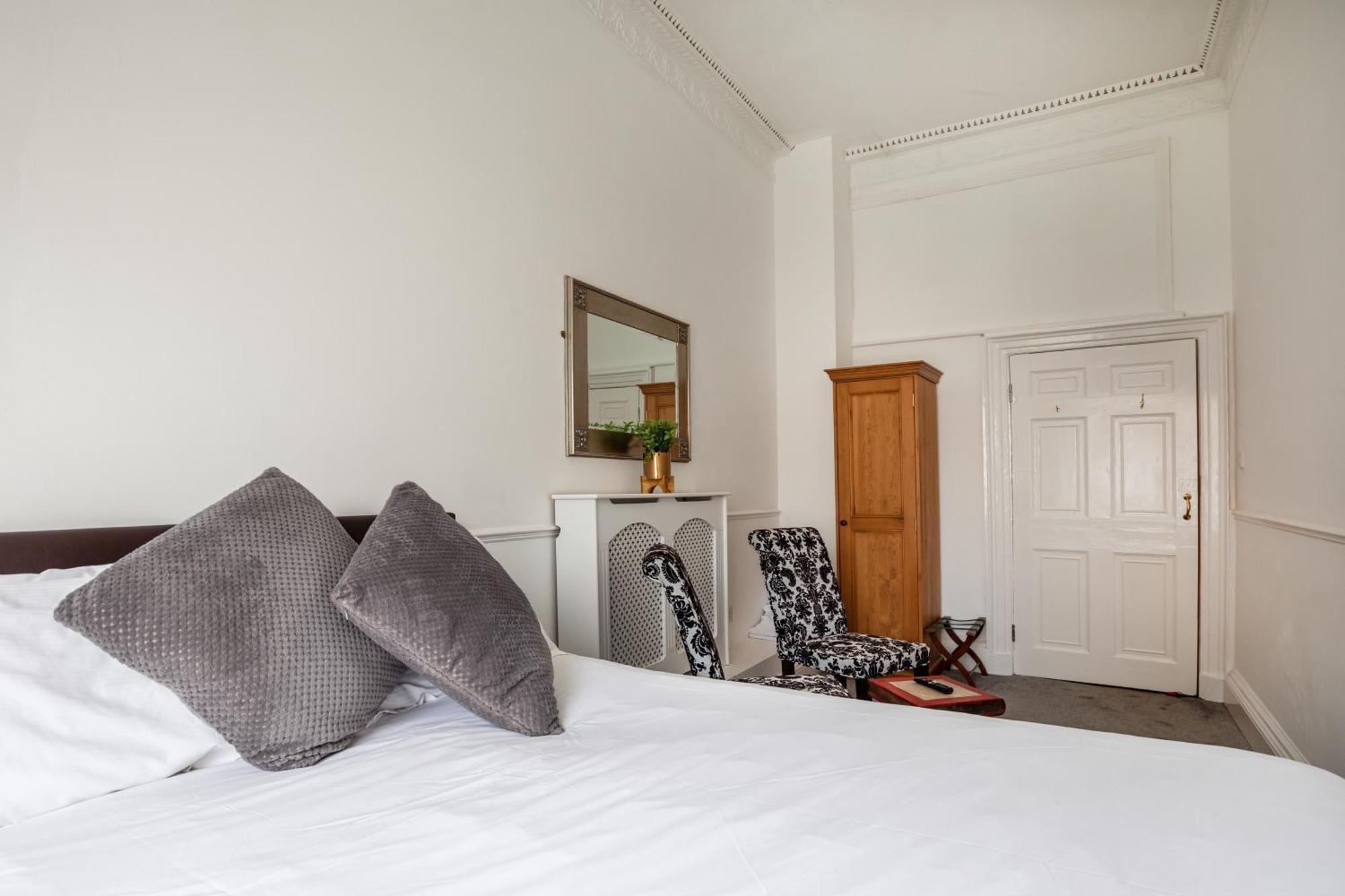 Serenity Guest House สการ์โบโรห์ ภายนอก รูปภาพ