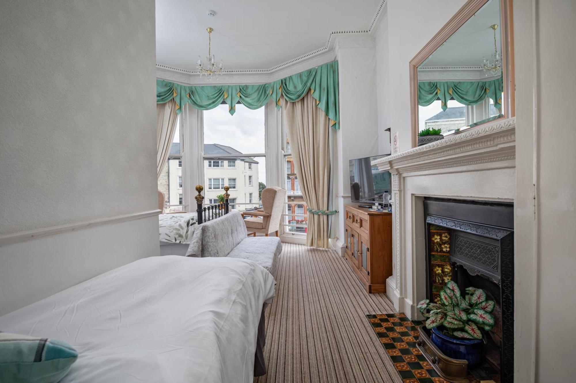Serenity Guest House สการ์โบโรห์ ภายนอก รูปภาพ