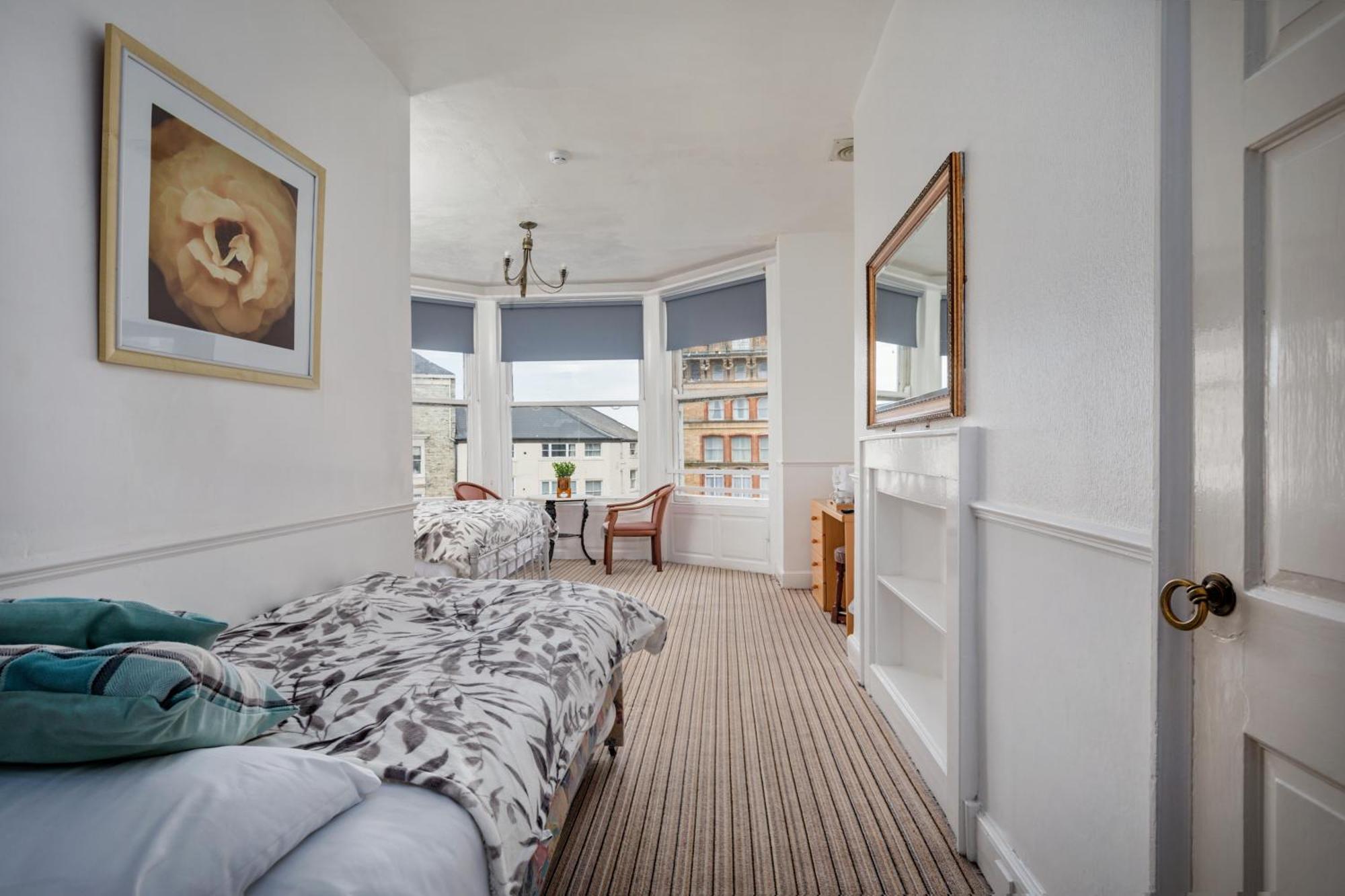 Serenity Guest House สการ์โบโรห์ ภายนอก รูปภาพ